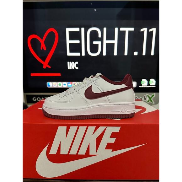 NEW KIDS SIZE 1Y NIKE AIR FORCE 1 WHITE TEAM RED FV5948-105 YOUTH SHOES - Picture 1 of 6